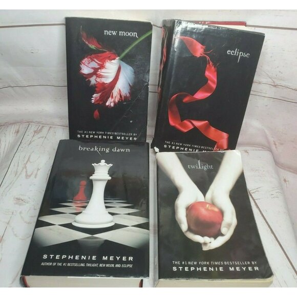 4 Twilight Saga Series Set: 1-4 Twilight, New Moon, Eclipse,Breaking Dawn Books - Picture 10 of 12